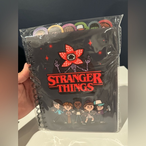 Stranger Things 6 tabs notebook - Picture 1 of 8